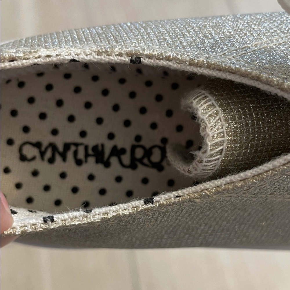 Cynthia Rowley NWOT Girls Size 1  Kids Glittery Gold Sneakers Sparkly - Picture 7 of 8